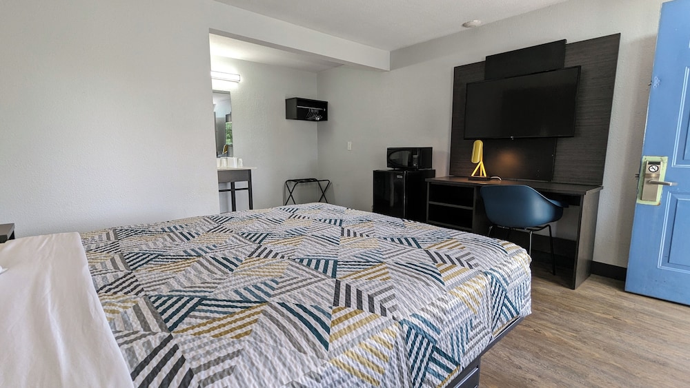 Deluxe Room, 1 Queen Bed, Non Smoking photo 2