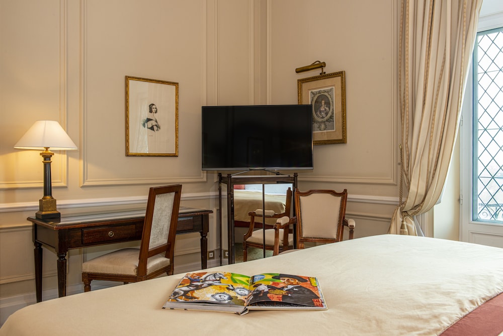 Superior Room overlooking the gardens and ramparts - a king-size bed - Photo 7