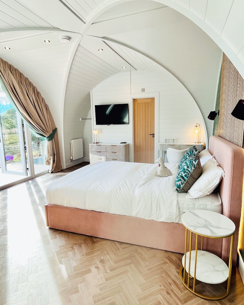 Luxury Garden Suite with Hot Tub, Sauna & Cold Plunge
