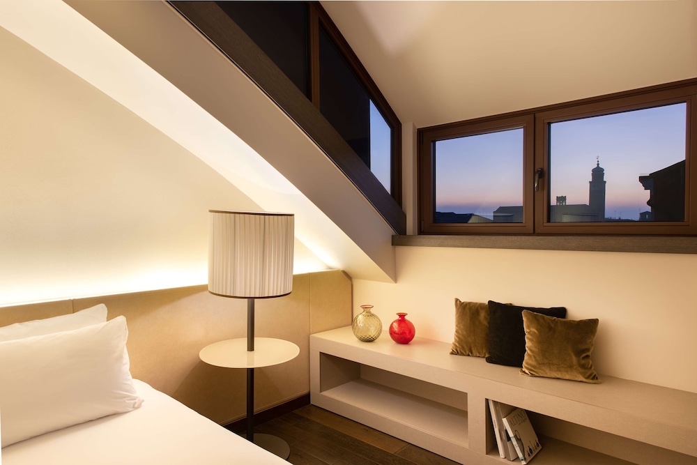 Junior Suite, 1 King Bed (Canal View)