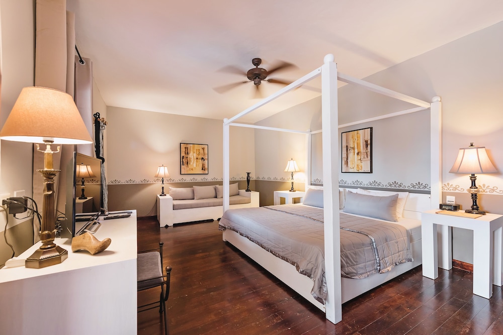 Suite, Poolside - Photo 1