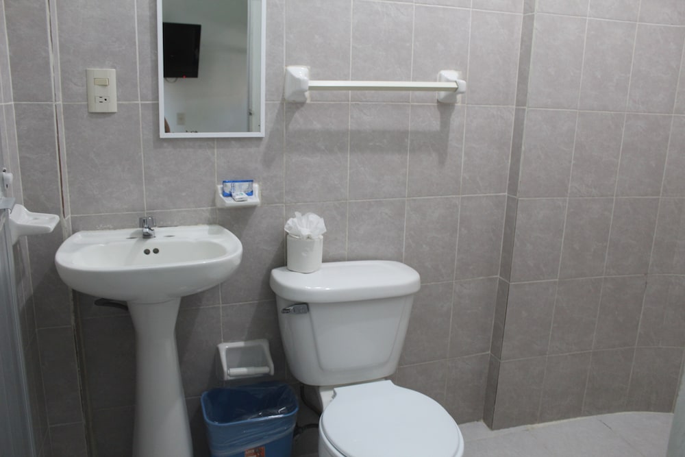 Basic Twin Room - Photo 3