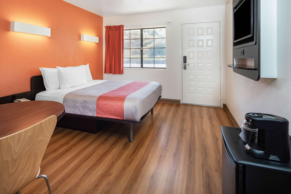 Deluxe Room, 2 Queen Beds, Non Smoking, Refrigerator & Microwave photo 2