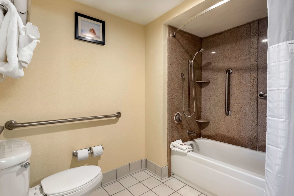 Accessible Room with 2 Queen Beds - Photo 6