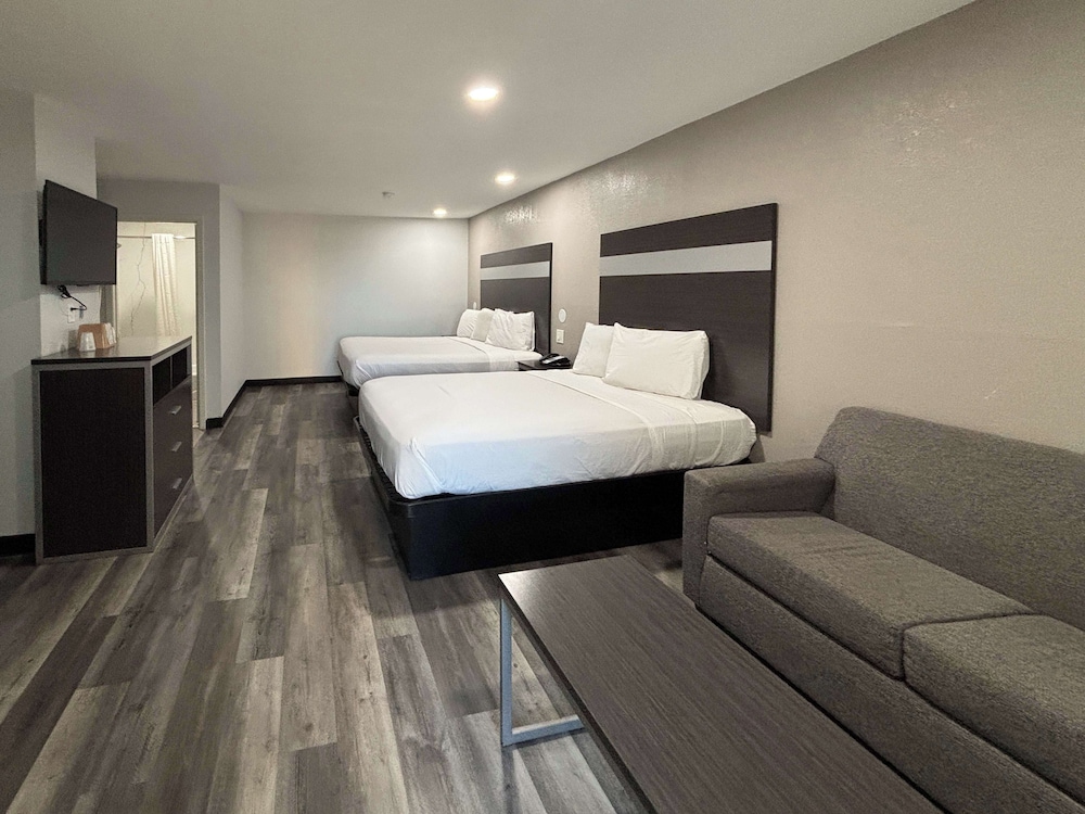 Standard Room, Multiple Beds, Non Smoking - Photo 1