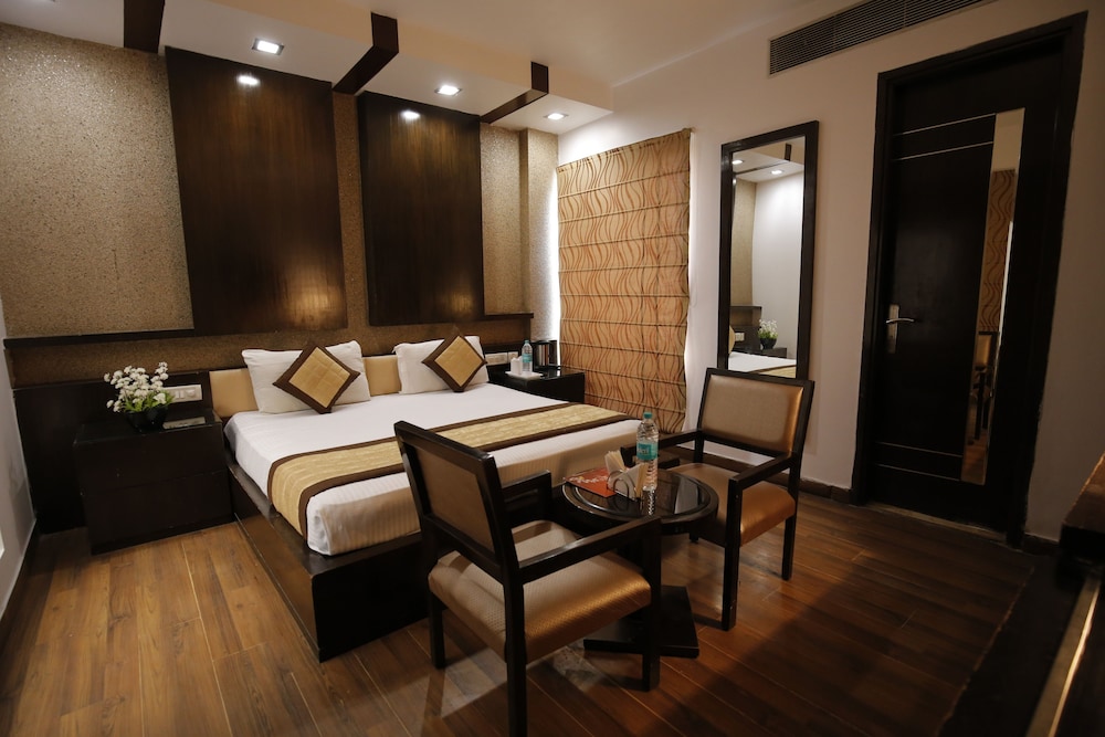 Premium Room, 1 King Bed - Photo 1
