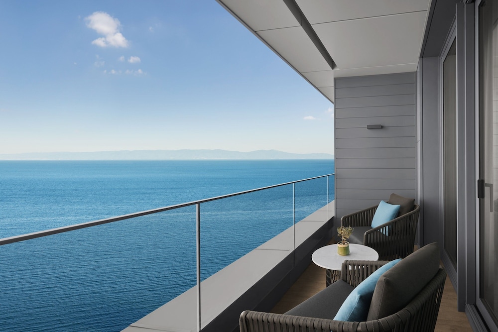Deluxe Sea View, Guest room, 1 King, Balcony thumbnail 5