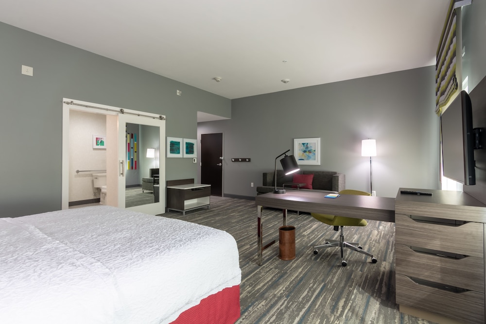 Room, 1 King Bed, Accessible (Hearing & Roll-In Shower) photo 2