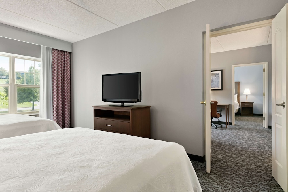 Suite, 2 Bedroom, 2 Bath, 1 King 2 Queen, Accessible Tub - Photo 2