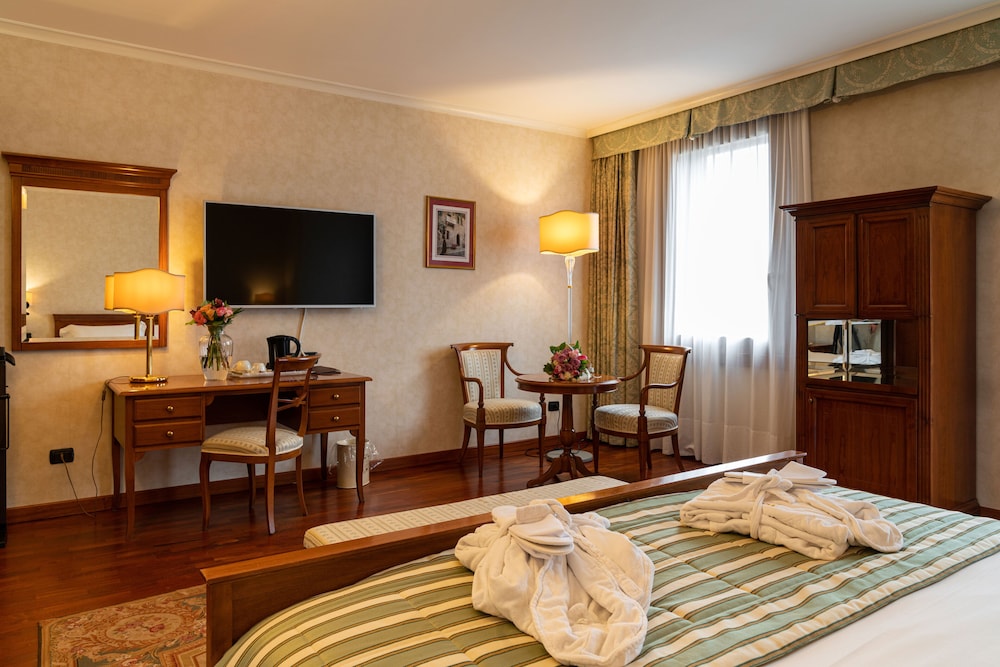 Junior Suite, 1 King Bed - Photo 4