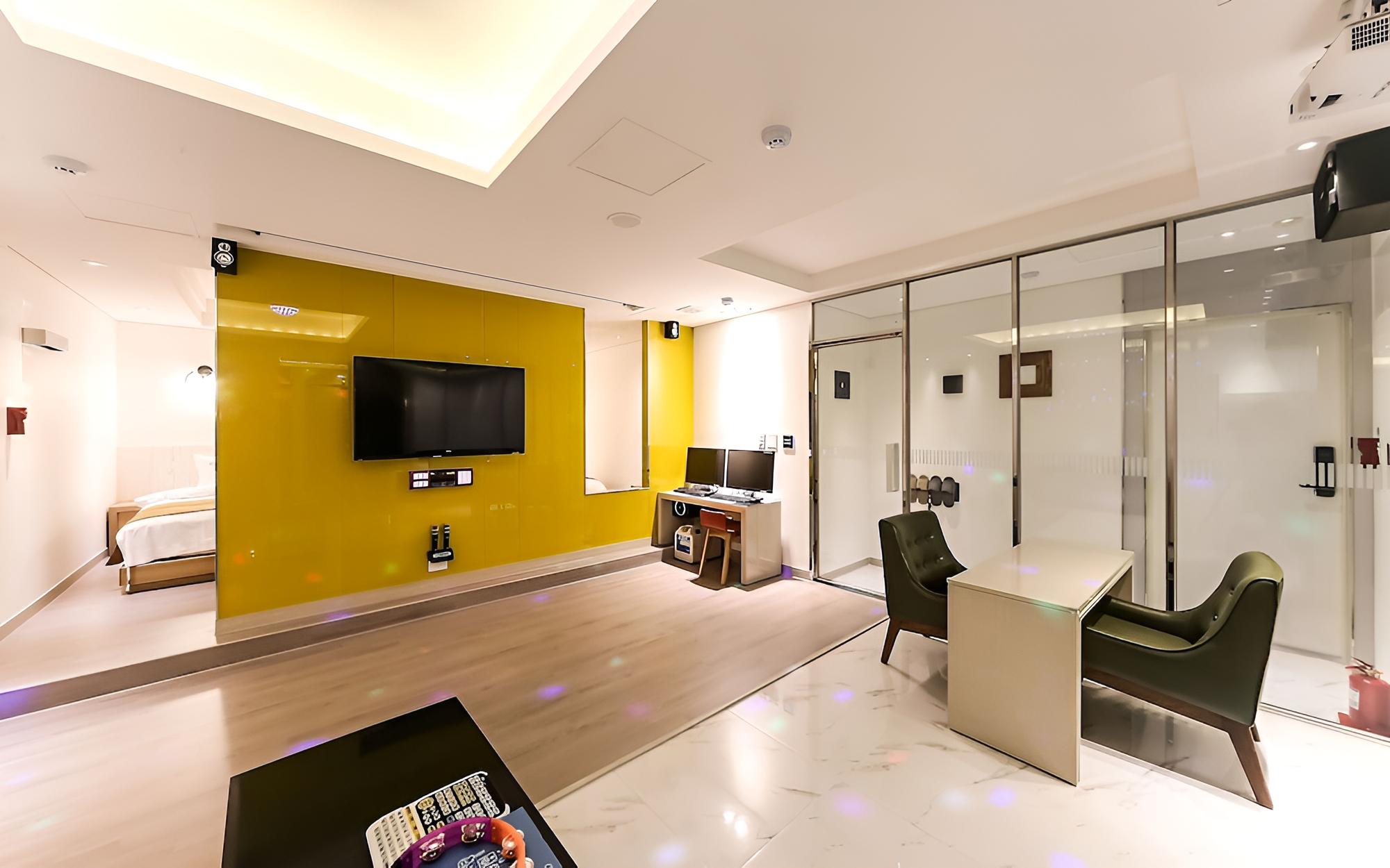 Room (Royal Suite A (Twin Screen Karaoke Ro) photo 1