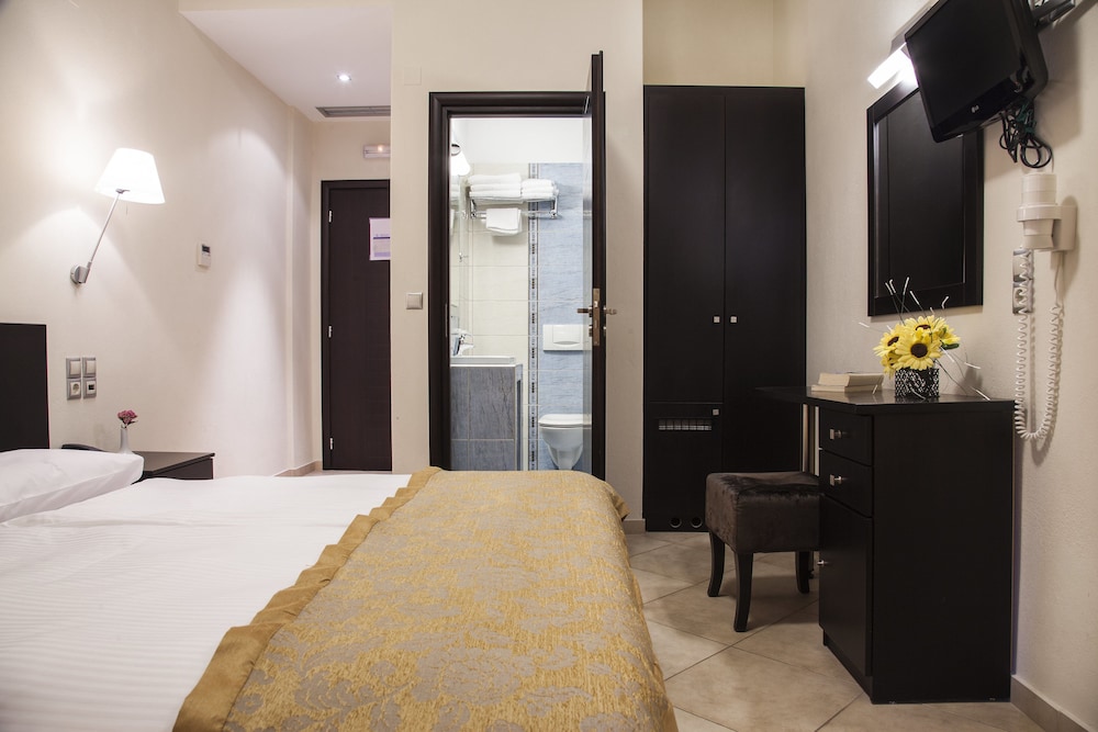 Superior Triple Room (Garden and Meteora View)