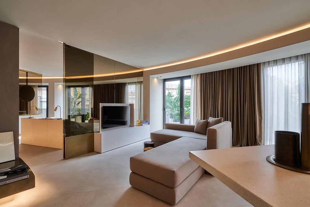 Apartment, Smoking