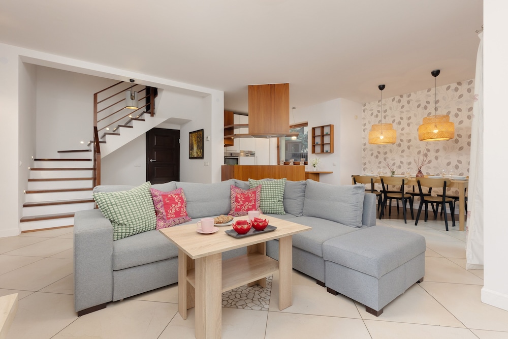 House, 4 Bedrooms, Terrace