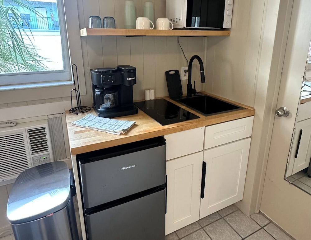 Elite Studio, 1 King Bed, Kitchenette, Pool View