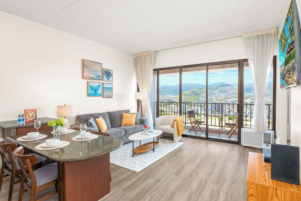 High Floor Mountain View Condo with 2 Beds and Parking: Apartment, 1 Bedroom, Balcony, Mountain View (0172) photo