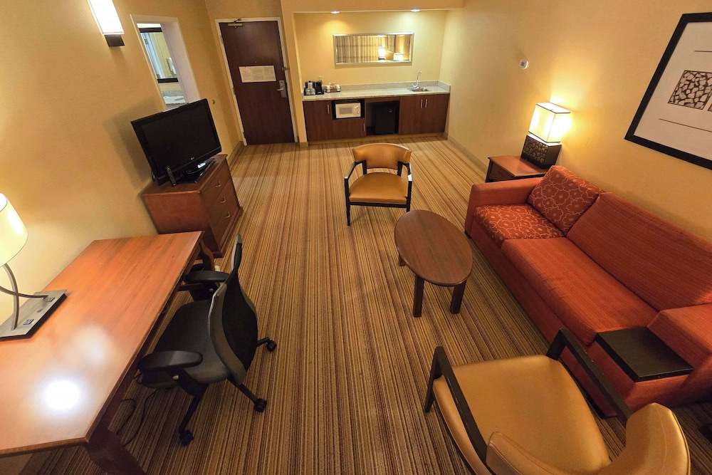 Standard Room, 1 King Bed, Non Smoking - Photo 13