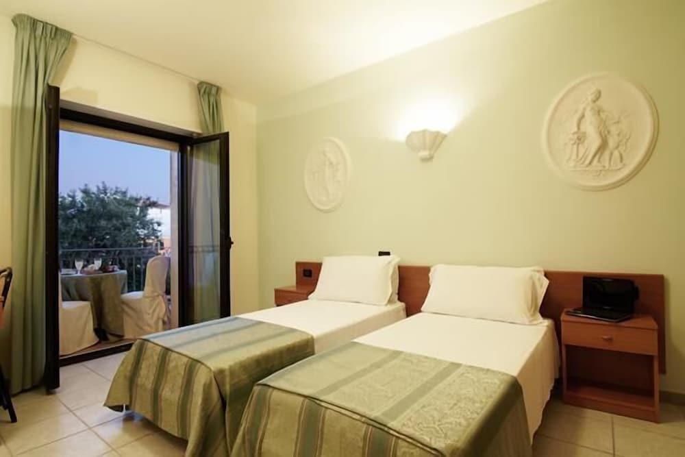 Double Room - Photo 7