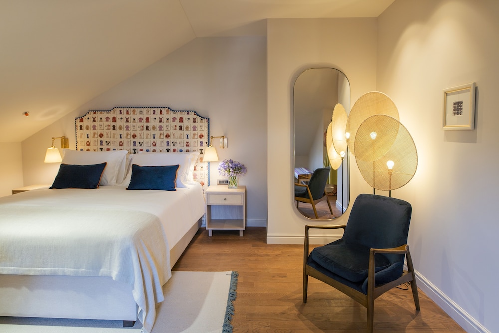 Attic Room - Photo 1