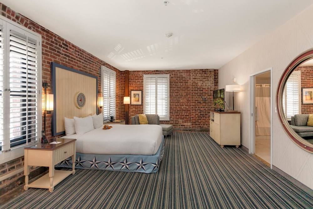 Room, 1 King Bed, Bay View thumbnail 5