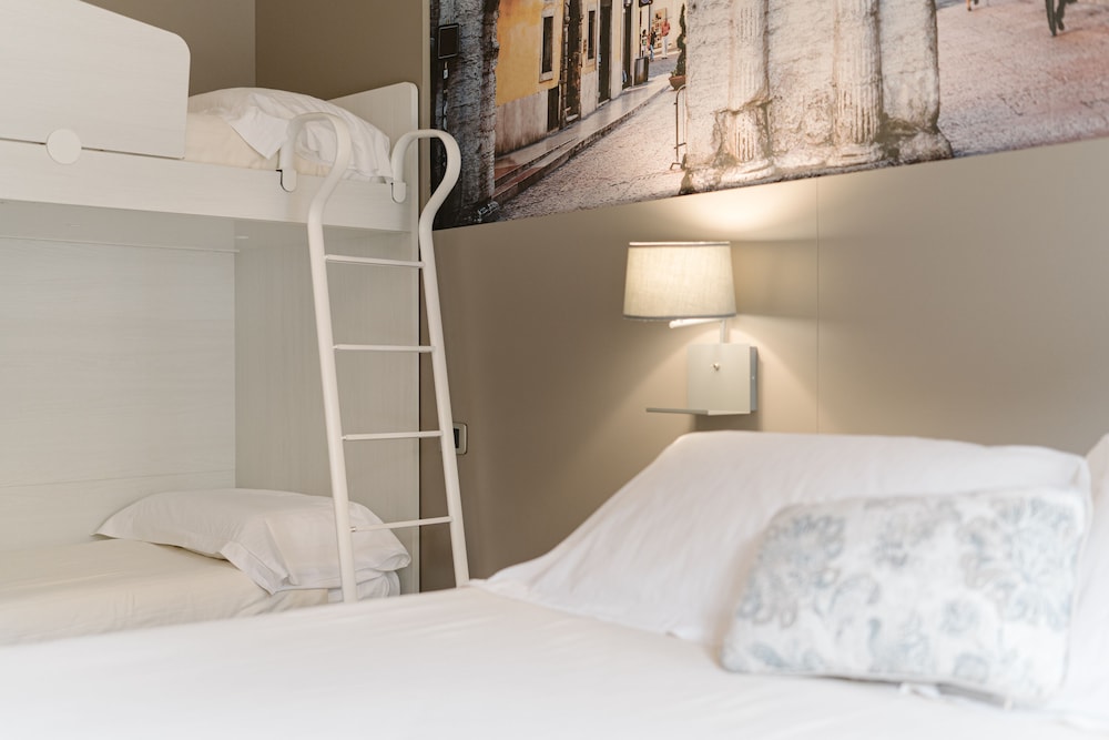 Family Quadruple Room - Photo 6