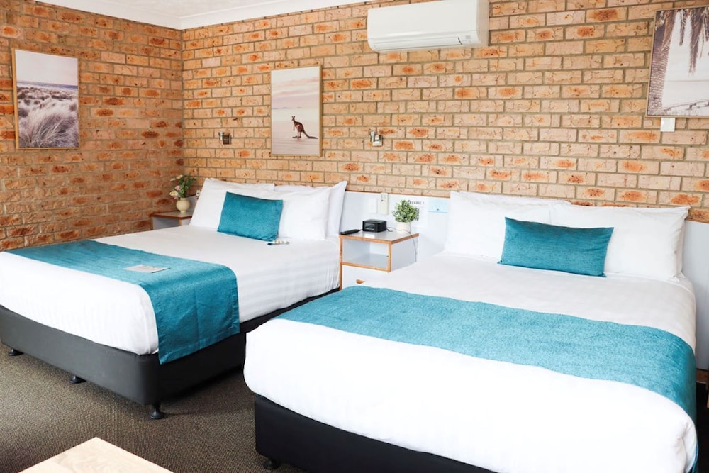 Deluxe Queen Room With Two Queen Beds- Non-Pet Friendly photo 2