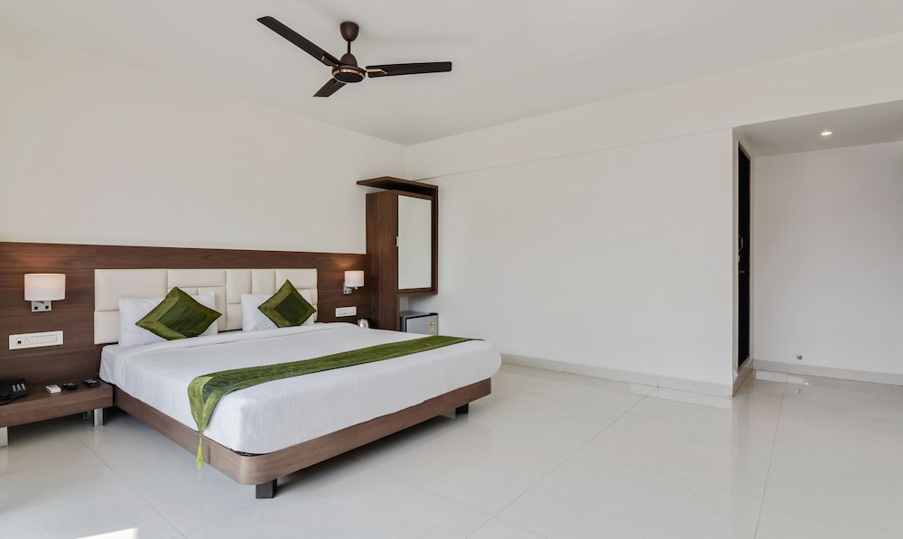 Deluxe Room, 1 Queen Bed, Non Smoking photo 3