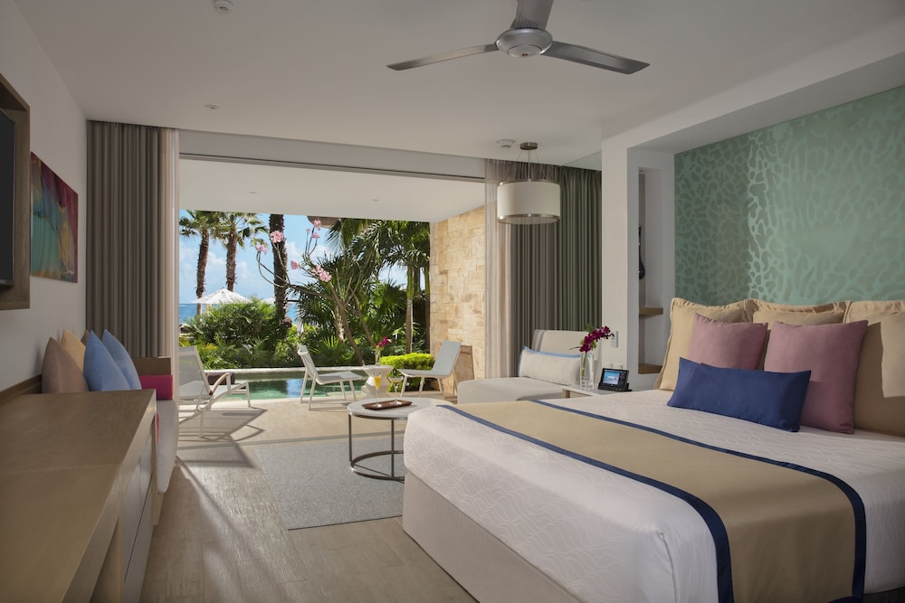 Preferred Club Junior Suite Swimout Tropical View King - Photo 1