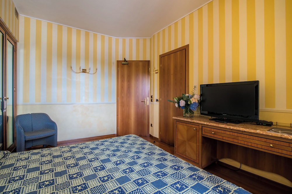 Classic Double or Twin Room photo 2