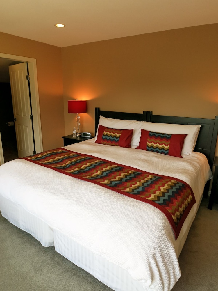 Suite, 1 King bed or 2 Twin beds, Non Smoking, Garden View photo 1