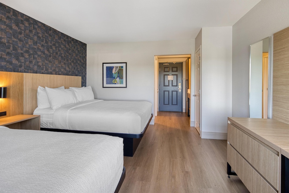 Standard Room, 2 Queen Beds, Non Smoking - Photo 3