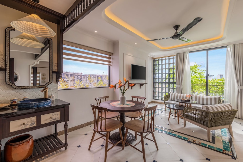 Deluxe Triple Room, City View photo 3
