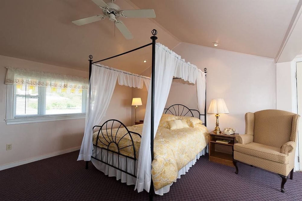 Cottage, 1 Queen, Sofa Bed photo 2