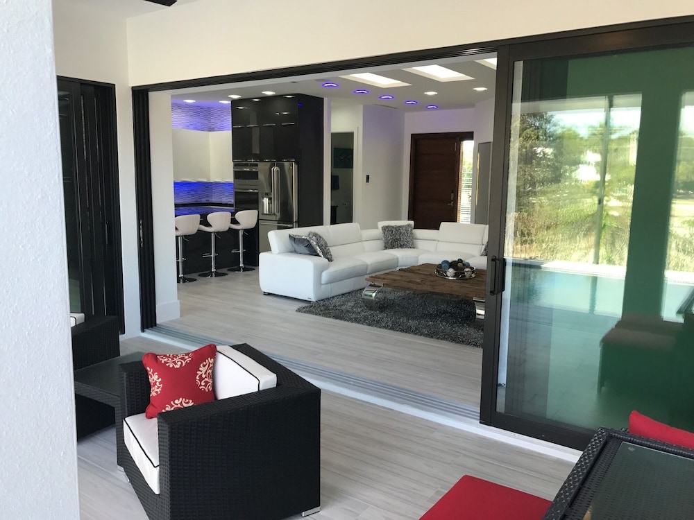 Luxury House photo 2