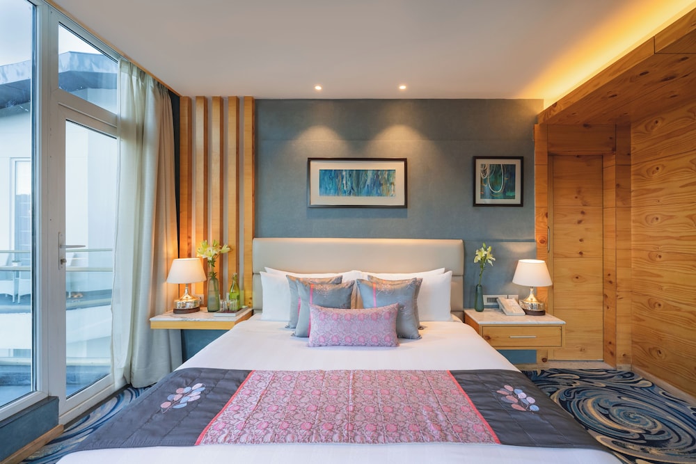 Suite, 1 Queen Bed, Garden View