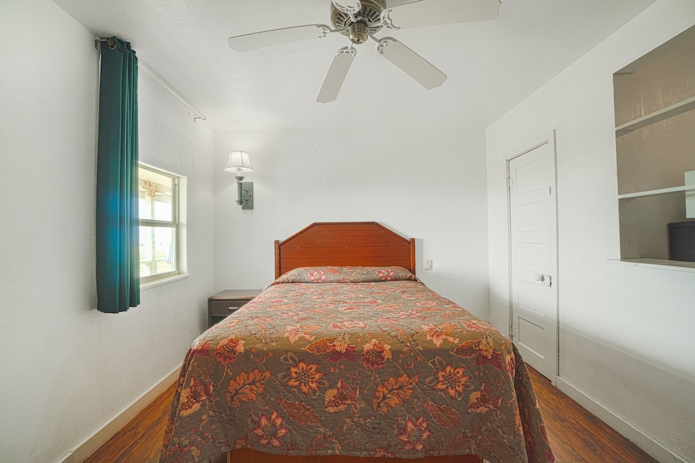 Room, 1 Queen Bed, Smoking photo 1