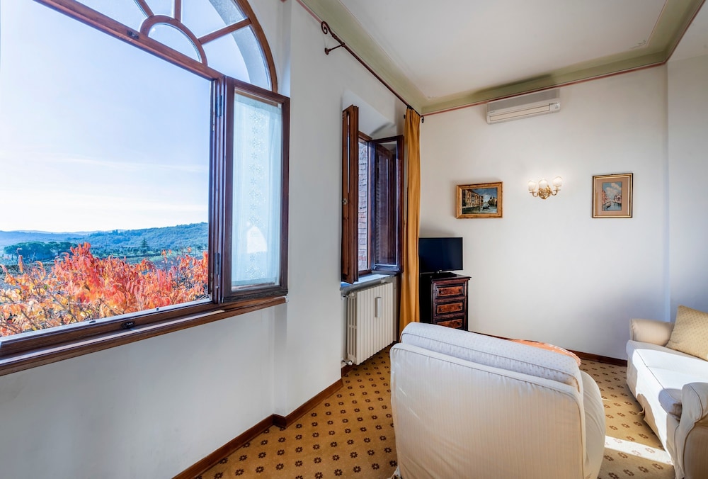 Manor House Balcony Suite - Photo 3