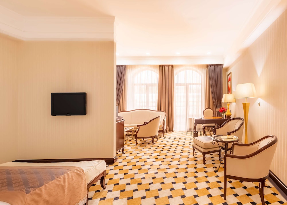 Deluxe Room, 1 King Bed, City View