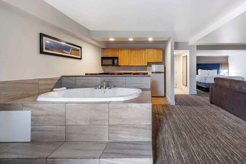 Suite, 1 King Bed, Patio, Poolside (with Sofabed) - Photo 3