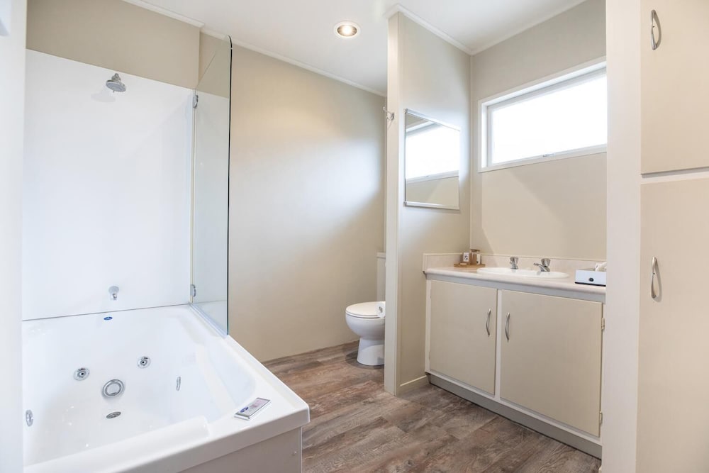 1 Bedroom Spa Bath Unit photo 3