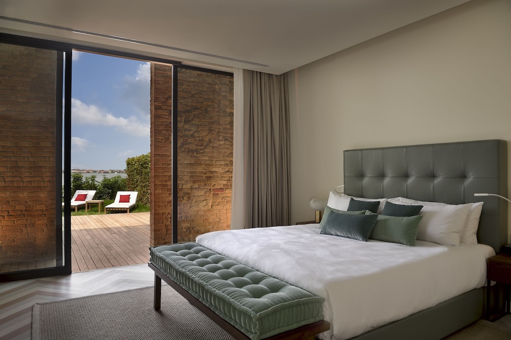 Deluxe Room, 1 King Bed (Terrace) photo 2