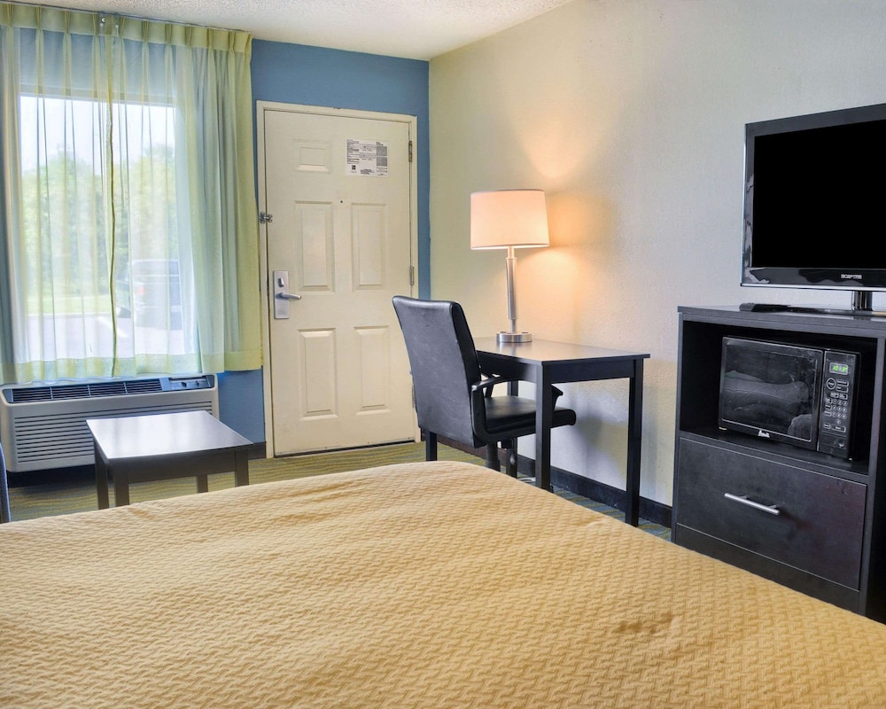 Standard Room, 1 King Bed, Smoking - Photo 2