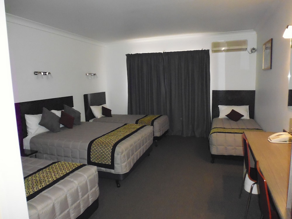 Deluxe large family suite photo 2