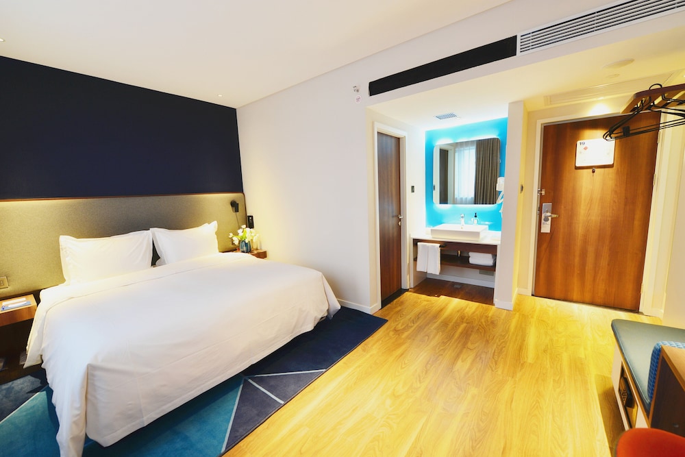 Standard Room, 1 King Bed photo 2
