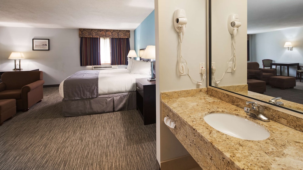 Suite, 1 King Bed, Non Smoking, Kitchenette (Dining Table;With Sofabed) - Photo 3
