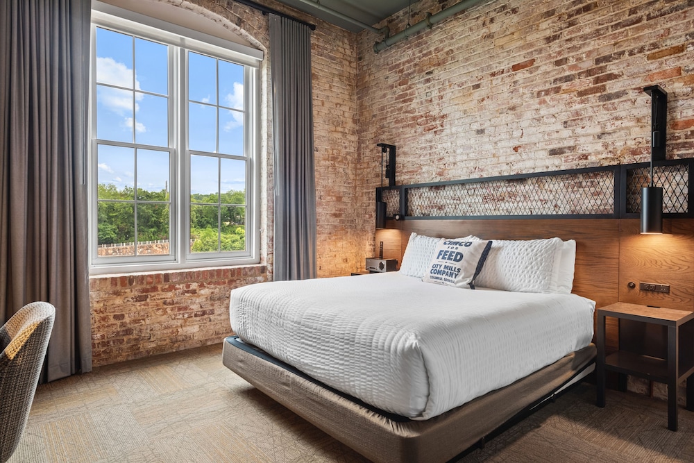 Classic Room, 1 King Bed, River Front