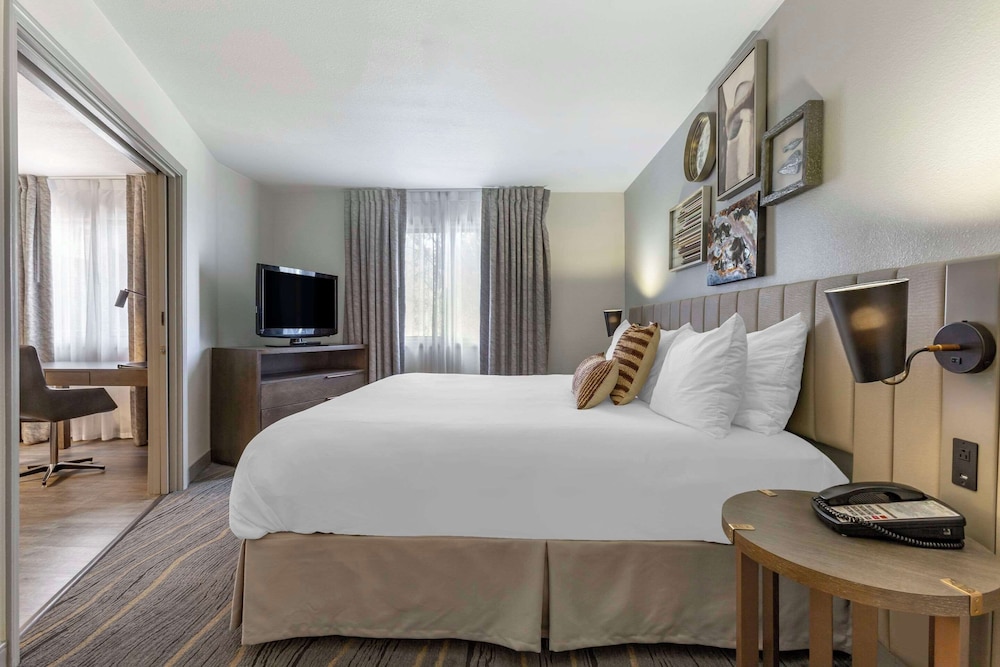 Suite, 1 King Bed, Living Room, Wet Bar, Non-Smoking - Photo 1