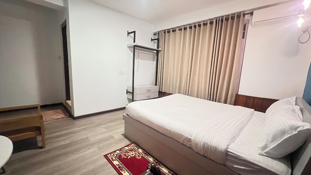 Deluxe Room, 1 Queen Bed - Photo 4