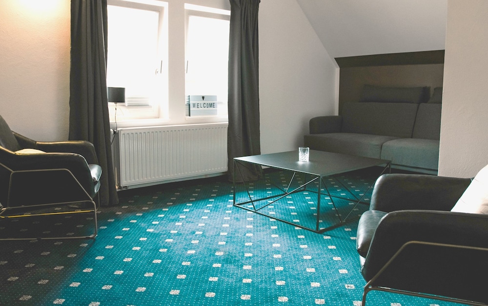 Suite, Hill View