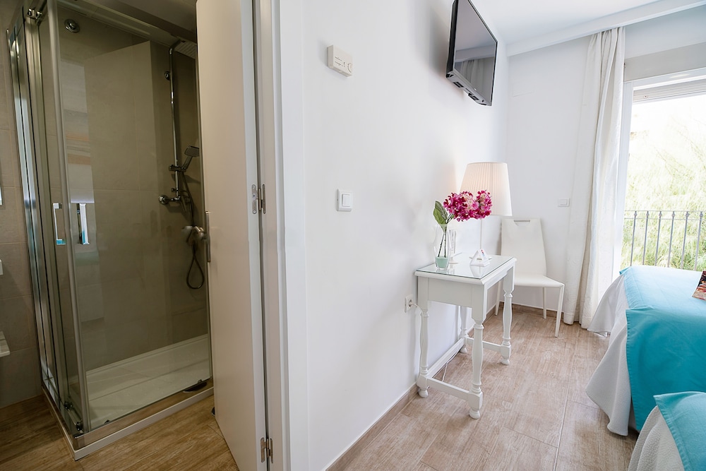 Family Room (Deluxe) - Photo 11